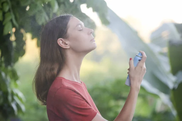 Vrouw Spuit Gezichtsmist Haar Gezicht Zomer Huidverzorging Concept — Stockfoto