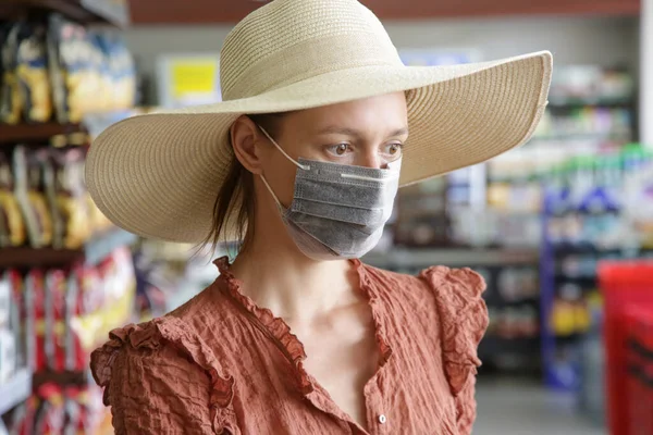 Szupermarketben Vásárló Védő Maszkot Visel Coronavirus Fertőzés Félelem Koncepció — Stock Fotó