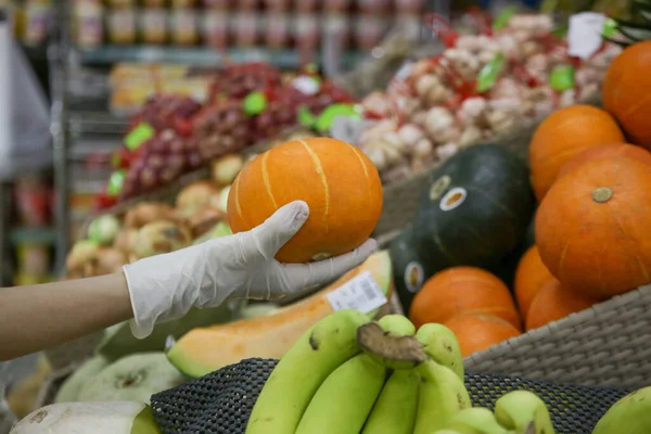 Kvinna Bär Gummi Skyddshandskar Medan Livsmedelsbutiker Shopping Närbild Händer Latexhandskar — Stockfoto