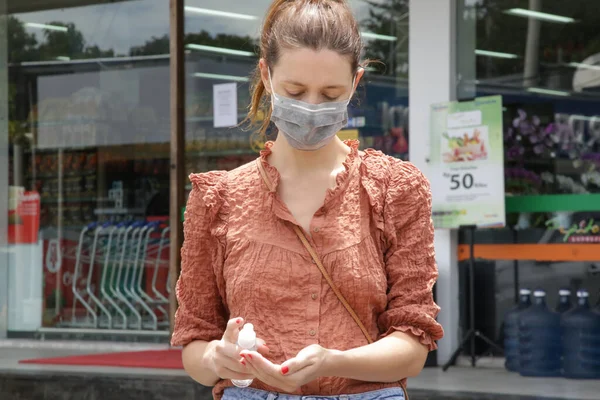 코로나 바이러스와 유행하는 식품점 앞에서 소독제를 사용하는 여성들이 있습니다 바이러스와 — 스톡 사진