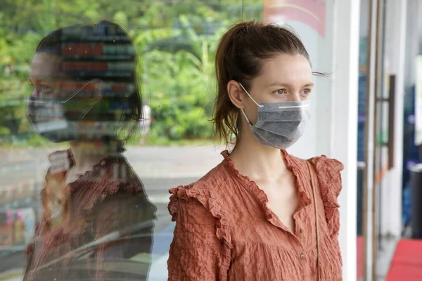 Retrato Mulher Usando Máscara Médica Descartável Frente Supermercado Surto Gripe — Fotografia de Stock