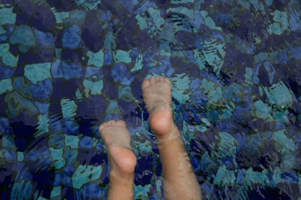 Pieds Enfant Dans Eau Piscine Vue Haut — Photo