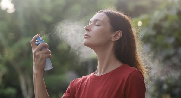 Mujer Rociando Neblina Facial Cara Concepto Cuidado Piel Durante Verano — Foto de Stock