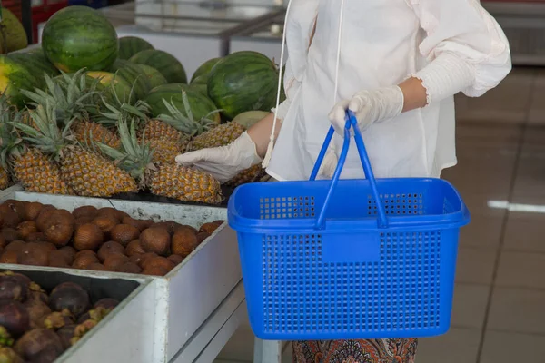 Mulher Vestindo Máscara Protetora Luvas Látex Enquanto Compras Supermercado Contágio — Fotografia de Stock