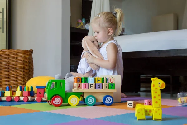 Imádnivaló Kislány Aki Egyedül Játszik Földön Kétéves Játékokkal Játszó Gyermek — Stock Fotó