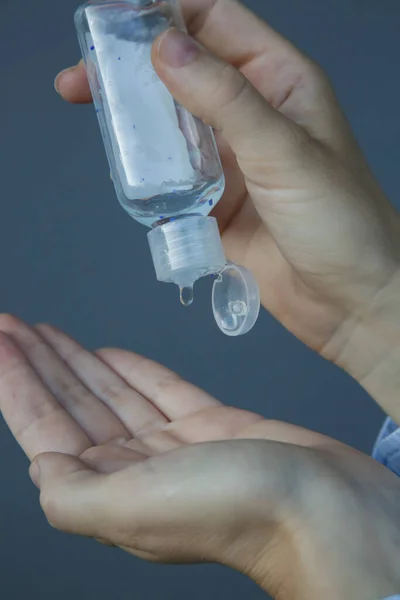 Mujer Que Aplica Desinfectante Manos Durante Coronavirus Brote Gripe Protección —  Fotos de Stock