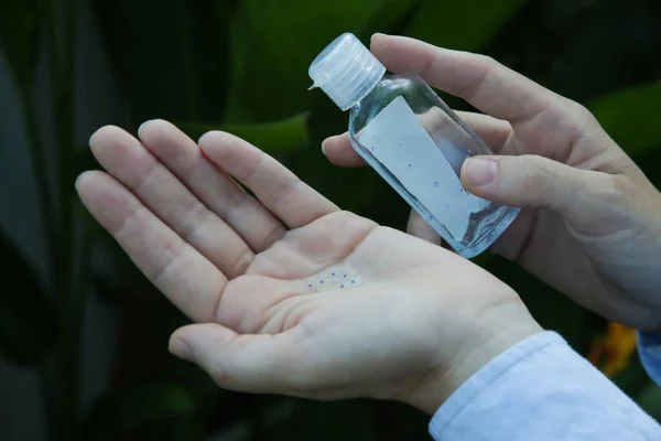 Mujer Que Aplica Desinfectante Manos Durante Coronavirus Brote Gripe Protección — Foto de Stock