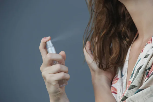 Mujer Que Aplica Producto Spray Para Cuidado Del Cabello Las — Foto de Stock