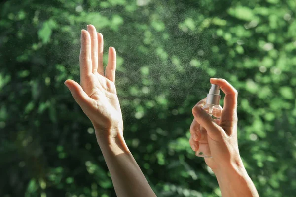 Hände Sprühen Antibakterielles Spray Für Die Hände Frau Spray Händedesinfektionsmittel — Stockfoto