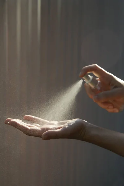 Hände Sprühen Antibakterielles Spray Für Die Hände Frau Spray Händedesinfektionsmittel — Stockfoto