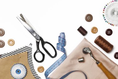 Beyaz arkaplanda izole edilmiş farklı dikiş ögeleri kümesi