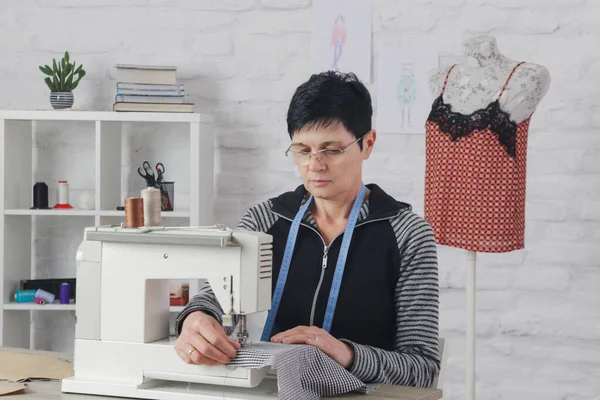 Kobieta Szycie Maszynie Szycia Małym Studio Pracownia Mody Wolna Moda — Zdjęcie stockowe