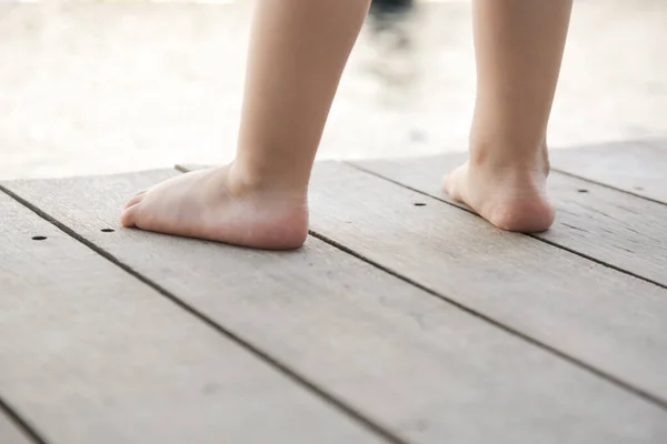 Piedi Scalzi Bambini Piedi Sul Pavimento Legno — Foto Stock