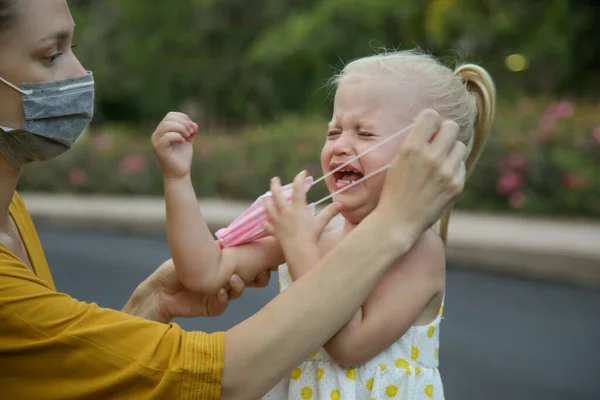 Mamãe Luta Para Colocar Máscara Médica Rosto Seu Filho Menina — Fotografia de Stock