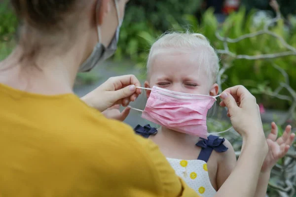 Mamma Fatica Mettere Maschera Medica Sul Viso Suo Figlio Ragazza — Foto Stock