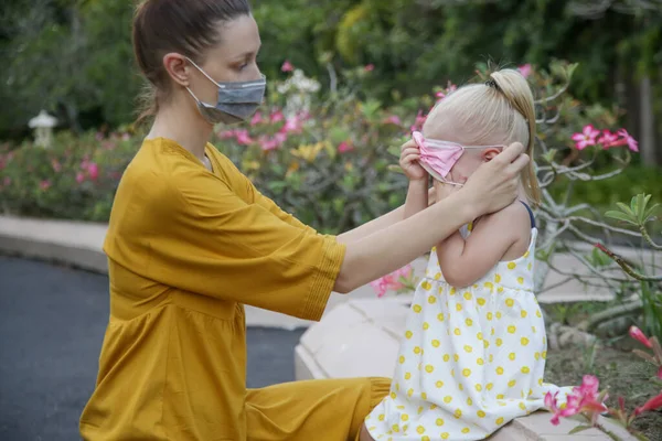 Mamma Fatica Mettere Maschera Medica Sul Viso Suo Figlio Ragazza — Foto Stock