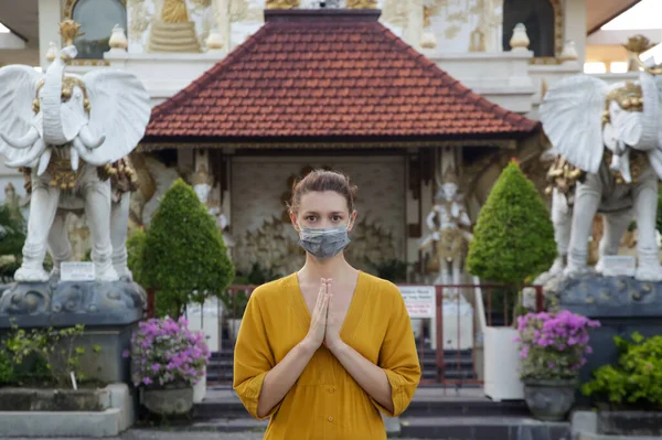 Egy Aki Orvosi Maszkot Visel Buddhista Templom Előtt Vallásos Remény — Stock Fotó