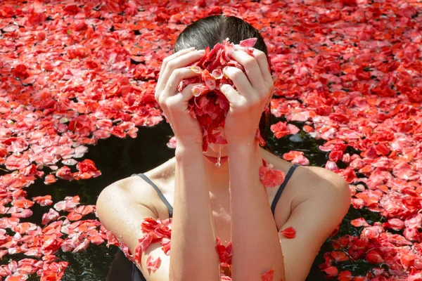 Femme Relaxante Pétales Roses Rouges Piscine Couverte Week End Romantique — Photo