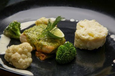 Limonlu dereotu soslu ton balığı. Enfes yemek, yaratıcı restoran yemeği konsepti..