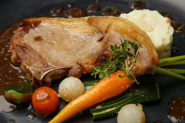 野菜とポークチョップ 絶妙な料理 創造的なレストランの食事のコンセプト オートクチュールフード — ストック写真