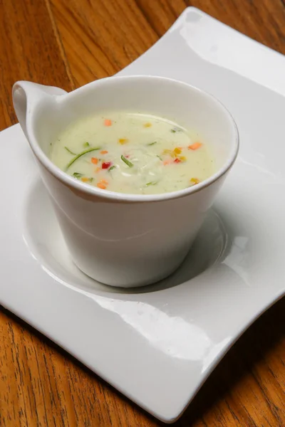 Krémová Zeleninová Polévka Podávaná Misce Jídelním Stole — Stock fotografie