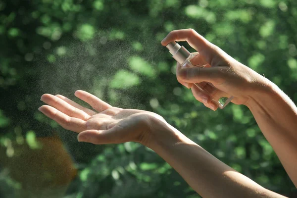 Händerna Sprayade Antibakteriell Spray För Händer Kvinna Spray Händer Desinfektionsmedel — Stockfoto