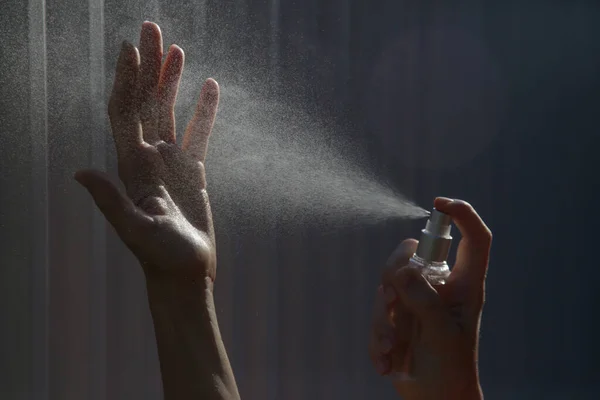 Manos Rociadas Spray Antibacteriano Para Manos Mujer Pulverizar Manos Desinfectante —  Fotos de Stock