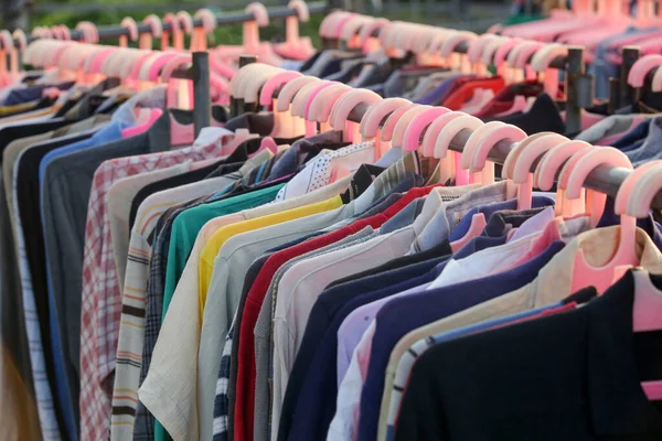 Obrovský Výběr Různých Použitých Oděvů Pro Muže Ženy Děti Stojanu — Stock fotografie