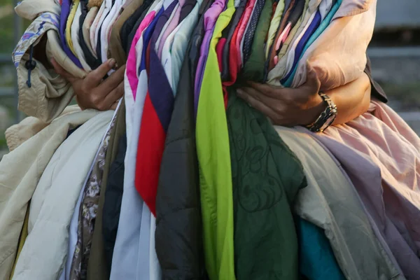 Une Vaste Sélection Vêtements Occasion Différents Pour Hommes Femmes Enfants — Photo