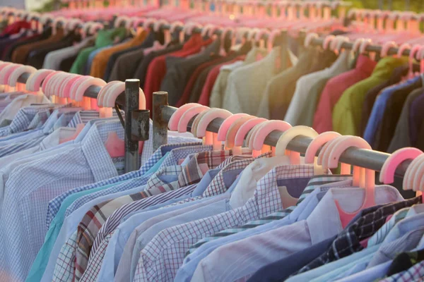 Enorme Seleção Roupas Usadas Diferentes Para Homens Mulheres Crianças Rack — Fotografia de Stock