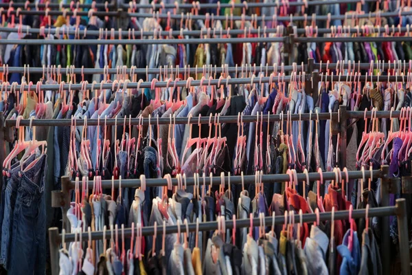 Enorme Selectie Van Verschillende Tweedehands Kleding Voor Mannen Vrouwen Kinderen — Stockfoto