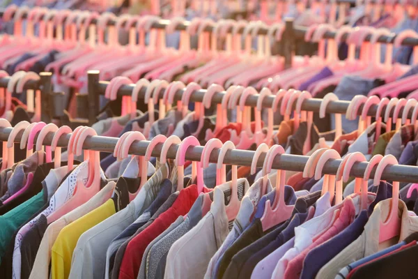 Ogromny Wybór Różnych Używanych Ubrań Dla Mężczyzn Kobiet Dzieci Stojaku — Zdjęcie stockowe