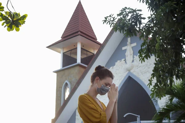 Žena Ochranné Lékařské Masce Před Kostelem Náboženská Naděje Těžkých Časech — Stock fotografie