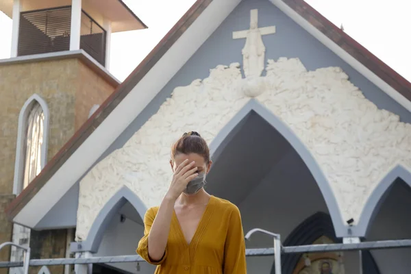 Frau Mit Schutzmaske Vor Der Kirche Religiöse Hoffnung Schwierigen Zeiten — Stockfoto