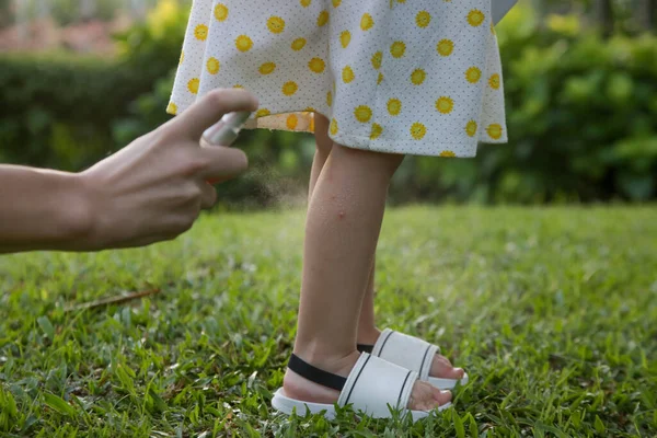 Mor Applicerar Myggmedel Och Insekter Motbjudande Spray Sin Småbarn Flicka — Stockfoto