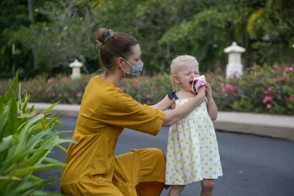 Mumie Ringt Darum Ihrem Kind Eine Medizinische Maske Über Das — Stockfoto