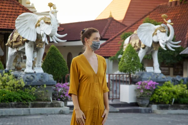 Mulher Usando Máscara Médica Protetora Frente Templo Budista Conceito Esperança — Fotografia de Stock