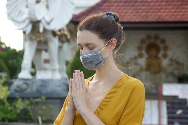 Egy Aki Orvosi Maszkot Visel Buddhista Templom Előtt Vallásos Remény — Stock Fotó