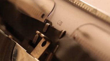 Bir zamanlar retro eski daktiloda yazarken, görünümü kapat