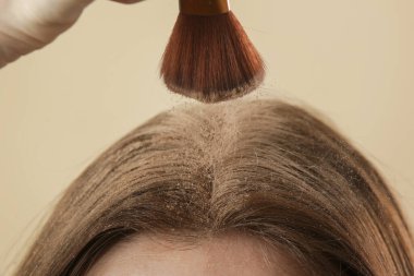 Saç köklerine doğal kuru şampuan süren kadına yakından bakın. Esmer, organik, toksik olmayan kimyasalları bedava kuru şampuan olarak kullanır. Sağlıklı, düşük toksik, sıfır atık yaşam kavramı.