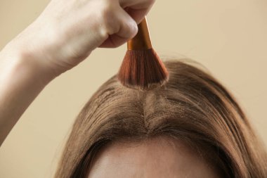 Saç köklerine doğal kuru şampuan süren kadına yakından bakın. Esmer, organik, toksik olmayan kimyasalları bedava kuru şampuan olarak kullanır. Sağlıklı, düşük toksik, sıfır atık yaşam kavramı.