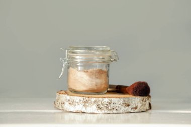 Bir kavanoz organik, zehirli olmayan kimyasallar bedava, kuru şampuan. Sağlıklı toksik yaşam için DIY projesi. Doğal malzemeler içeren basit şampuan tozu, kakao tozu, mısır nişastası ve gerekli yağ..