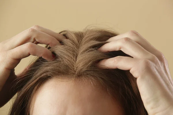 髪の根に天然乾燥シャンプーを再生女性でビューを閉じます ブルネットは有機非毒性化学物質フリー乾燥シャンプーを使用しています 健康的で毒性の低いゼロ廃棄物の概念 — ストック写真
