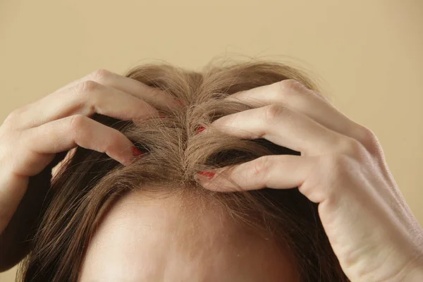 近距离观察妇女在头发根部涂天然干洗发水的情况 布鲁内特使用无毒有机化学品的干洗发水 零废物生活的概念 — 图库照片