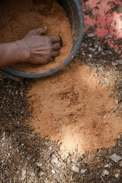 Preparação Mistura Solo Composto Fértil Húmus Vermiculite Jardim Trabalhos Jardinagem — Fotografia de Stock