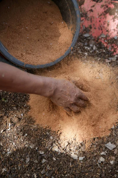 Preparação Mistura Solo Composto Fértil Húmus Vermiculite Jardim Trabalhos Jardinagem — Fotografia de Stock