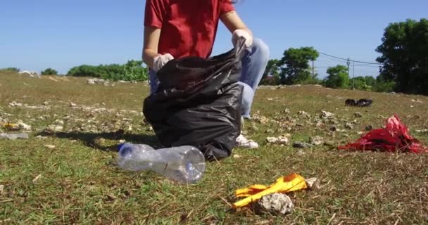 Uma Mulher Apanhar Garrafas Plástico Prado Foto Ativista Ambiental Coletando Vídeo De Stock