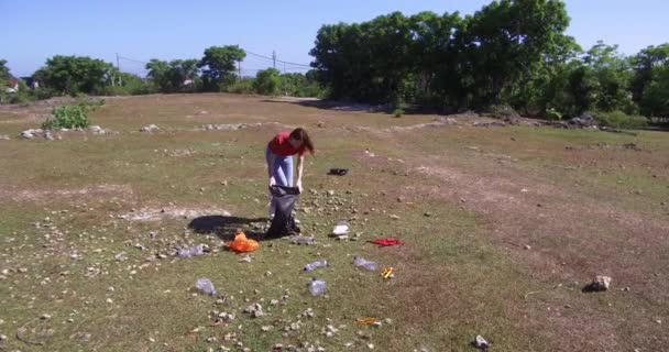 女人在草地上捡塑料瓶环保人士收集塑料垃圾的照片 义工在户外拾取单用塑料 图库视频片段