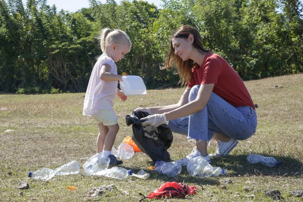 Mujer Joven Recogiendo Residuos Plástico Pradera Con Hija Pequeña Recoger — Foto de Stock