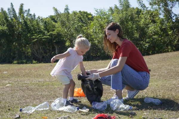 Mujer Joven Recogiendo Residuos Plástico Pradera Con Hija Pequeña Recoger — Foto de Stock